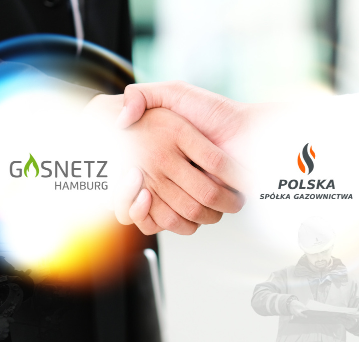Grafika przedstawiająca uścisk dłoni dwóch mężczyzn, w pobliżu ich nadgarstków przedstawione są logotypy Polskiej Spółki Gazownictwa i Gasnetz Hamburg GmbH